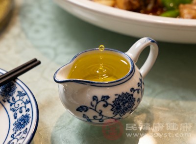 對(duì)于“三高”人群而言，用茶油替代動(dòng)物油、黃油等飽和脂肪含量高的油脂，是簡(jiǎn)單易行的健康飲食調(diào)整方式