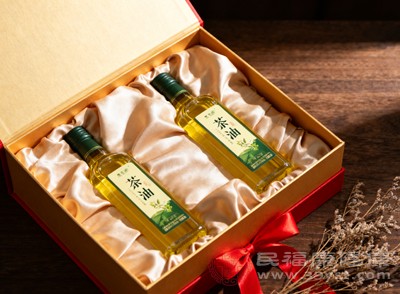 茶油的抗氧化特性還能保護(hù)肝臟、大腦等重要器官，降低因氧化損傷引發(fā)的疾病風(fēng)險(xiǎn)，如脂肪肝、老年癡呆等