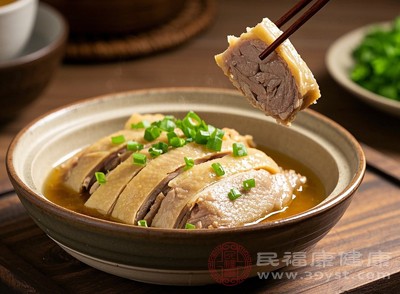 從傳統(tǒng)認(rèn)知來(lái)看，鴨肉性平味甘咸，不同于羊肉、牛肉等偏溫?zé)岬娜忸?，食用后不易引發(fā)“上火”癥狀