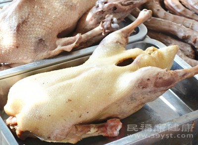 鴨肉雖然含有一定的脂肪，但其中不飽和脂肪酸的比例相對較高，尤其是富含對人體有益的Omega-3不飽和脂肪酸