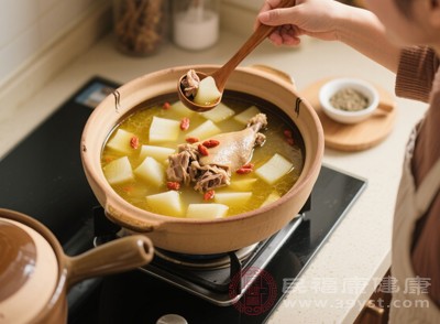 食用鴨肉時(shí)可搭配秋季時(shí)令蔬菜，如冬瓜、蘿卜、蓮藕、山藥等，這些食材大多具有潤燥、健脾的功效
