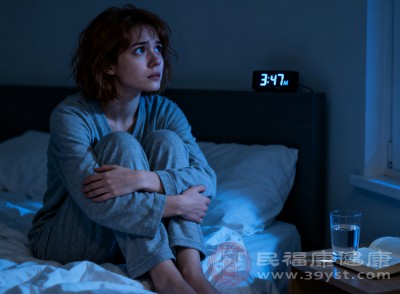 熬夜易引發(fā)心悸、頭暈、精神不振等問題，長期如此會損傷心的功能，規(guī)律早睡是初秋養(yǎng)心的重要環(huán)節(jié)