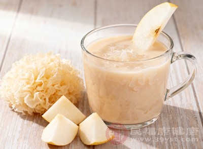雪梨潤(rùn)肺止咳，銀耳滋陰潤(rùn)燥，這款豆?jié){適合秋季易咳嗽、咽喉不適的人群，能緩解呼吸道干燥，帶來(lái)清爽滋潤(rùn)的感覺(jué)