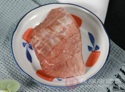 將牛肉與西蘭花、胡蘿卜、菠菜等蔬菜搭配食用，既能增加菜肴的色彩和口感，又能提供豐富的營養(yǎng)