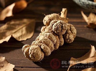 三七性溫，味甘、微苦，歸肝、胃經(jīng)，主要功效為散瘀止血、消腫定痛
