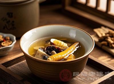 在煲湯時加入適量三七，既能增添風味，又能發(fā)揮其藥效