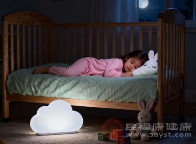 開燈睡覺，哪怕只是微弱的光線，都會干擾褪黑素分泌，讓孩子的睡眠始終停留在淺睡眠階段
