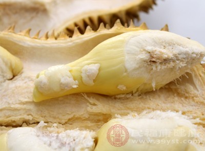榴蓮中的維生素C、維生素B族以及多種礦物質，能協(xié)同作用，調節(jié)免疫系統(tǒng)，增強免疫細胞活性