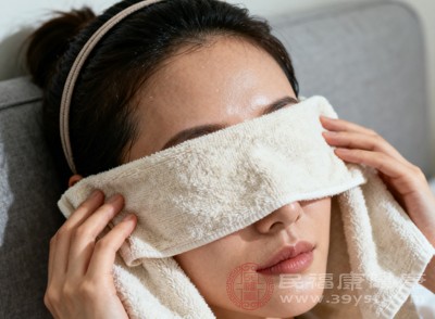 長(zhǎng)期堅(jiān)持熱敷眼睛，你會(huì)發(fā)現(xiàn)眼睛更加明亮有神，視物也更加清晰