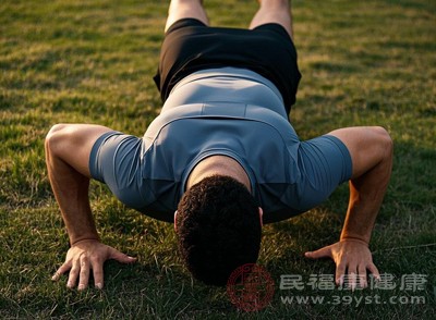 對(duì)于力量較弱的初學(xué)者，跪姿俯臥撐是不錯(cuò)的選擇