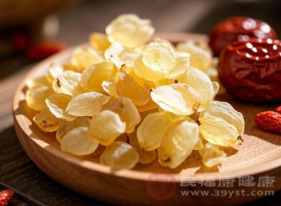 皂角米、桃膠、雪燕質(zhì)地黏膩，即便燉煮后也不易消化，食用后會加重腸胃負擔(dān)，刺激黏膜，引發(fā)胃痛、胃脹等癥狀，甚至加重病情