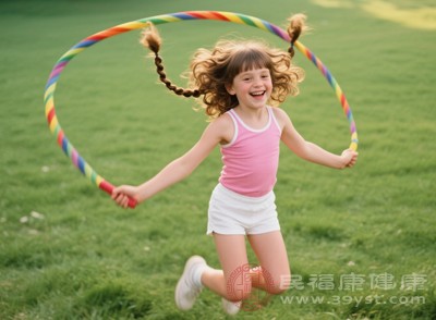 鼓勵(lì)孩子多進(jìn)行戶外活動(dòng)，如跳繩、跑步、踢球等