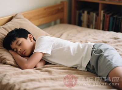 生長激素在夜間睡眠時(shí)分泌旺盛，充足的睡眠有助于骨骼生長和鈣的吸收