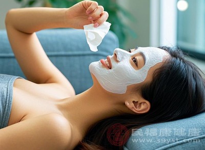 經(jīng)常使用雞蛋清加蜂蜜敷臉，能夠有效改善皮膚松弛狀況，淡化細(xì)紋，讓肌膚恢復(fù)緊致彈嫩，呈現(xiàn)出年輕的狀態(tài)