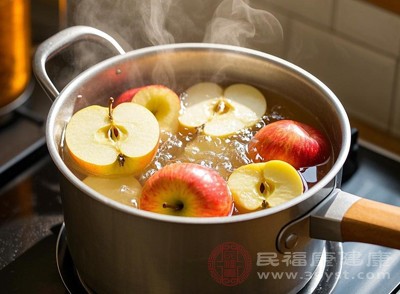 可以將水果煮熟或做成熱飲，如蘋(píng)果煮水、紅棗桂圓茶（少量桂圓）等，既能保留水果的營(yíng)養(yǎng)，又能增加溫?zé)岣校m合經(jīng)期食用