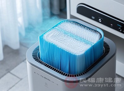 使用帶有HEPA濾網(wǎng)的空氣凈化器，過濾空氣中的花粉顆粒
