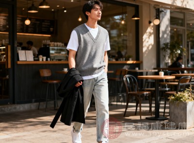 外出時(shí)隨身攜帶一件便攜外套，以備不時(shí)之需