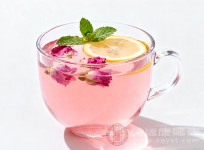 玫瑰花檸檬茶建議每天飲用1-2杯，但要注意檸檬屬于光敏性食物，喝完后盡量避免陽光直射，以免適得其反