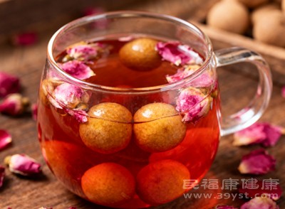 桂圓的甜潤和玫瑰花的芬芳相互融合，入口溫暖又舒適，仿佛給身心都裹上了一層溫暖的“毛毯”