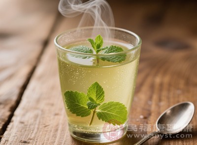 當(dāng)咽喉感到不適，出現(xiàn)輕微干癢、咳嗽癥狀時，薄荷茶搭配蜂蜜能發(fā)揮很好的潤喉止咳作用
