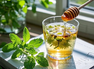 對于經常需要提神醒腦的上班族和學生黨來說，薄荷茶搭配綠茶是絕佳選擇
