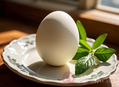 不新鮮的鵝蛋可能攜帶細(xì)菌，如沙門氏菌，食用后容易引起腸胃不適，出現(xiàn)腹痛、腹瀉等癥狀