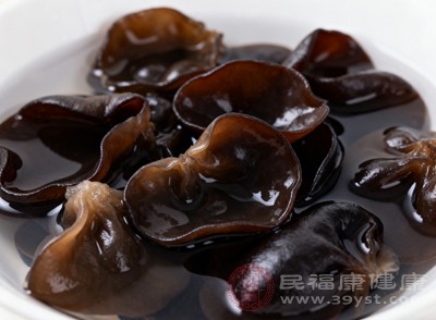 想要避免木耳泡發(fā)后的安全隱患，首先要掌握正確的泡發(fā)方法
