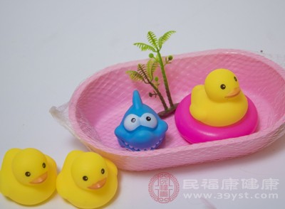 接觸患兒的糞便、皰疹液、唾液，或被病毒污染的手、毛巾、玩具、餐具等物品