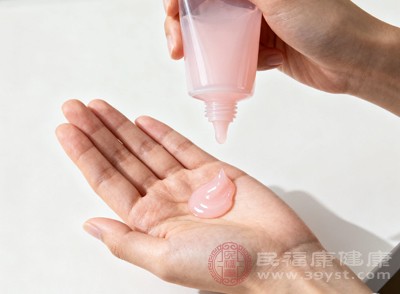 洗手后用毛巾輕輕擦干手部(保留微量水分)，此時(shí)角質(zhì)層含水量高，涂抹護(hù)手霜能快速鎖住水分，保濕更持久