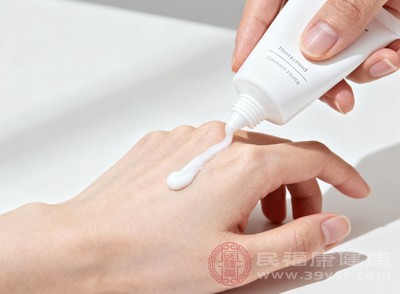 指尖、指關(guān)節(jié)、虎口等易干燥部位，需額外增加用量，反復(fù)揉搓確保滋潤到位