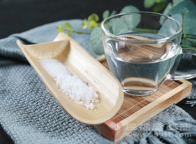 淡鹽水中適量的鈉元素，能夠?yàn)樯眢w補(bǔ)充因出汗、排尿等日常生理活動(dòng)流失的電解質(zhì)，維持身體的水鹽平衡