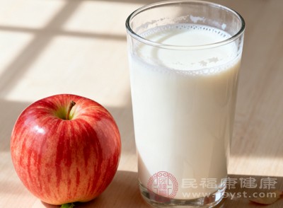 并沒有科學(xué)研究表明牛奶和蘋果一起食用會(huì)產(chǎn)生對(duì)人體有害的物質(zhì)。因此，從理論上來說，牛奶和蘋果是可以一起吃的