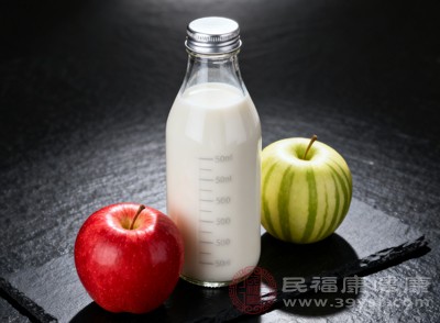 蘋果中的膳食纖維和果膠，能促進(jìn)腸道蠕動(dòng)，幫助消化，而牛奶中的乳脂和乳糖也有助于潤滑腸道