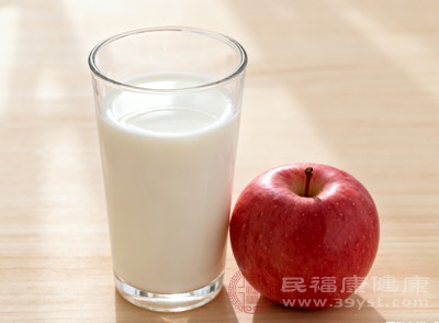 患有胃腸道疾病的人，如胃潰瘍、胃炎患者，腸胃功能較弱，食用過多生冷的蘋果或空腹飲用牛奶，可能會(huì)刺激腸胃，加重病情，應(yīng)根據(jù)自身情況適量食用