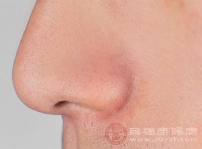 隨著年齡增長，皮膚中的膠原蛋白和彈性纖維逐漸流失，毛孔周圍的支撐結(jié)構(gòu)變?nèi)酰鬃匀痪退沙?、擴(kuò)張