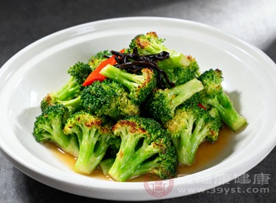 西蘭花富含維生素C和膳食纖維，簡單清炒即可