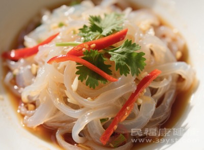 入秋后應(yīng)減少生冷食物(如冰鎮(zhèn)飲品、生魚片、涼拌菜)的攝入，避免損傷脾胃陽氣