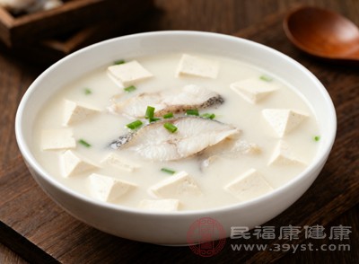 鱈魚豆腐羹不僅營(yíng)養(yǎng)豐富，而且口感嫩滑，適合10個(gè)月寶寶食用