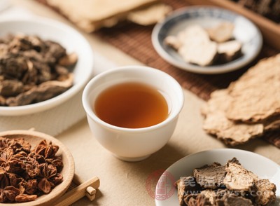 很多人對(duì)喝中藥的時(shí)間沒有講究，隨意服用，這樣很容易放大苦味