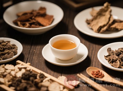 過多的糖可能會影響中藥的藥性，尤其是一些辨證施治的藥方，隨意加糖可能改變其功效