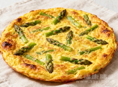 蘆筍雞蛋餅口感軟糯，散發(fā)著蘆筍淡淡的清香，搭配一杯香醇牛奶，營養(yǎng)豐富，為你提供充足能量，活力滿滿地迎接新一天的挑戰(zhàn)