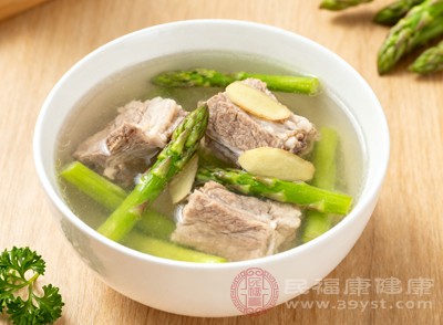 蘆筍排骨湯湯汁濃郁醇厚，排骨鮮嫩多汁，蘆筍軟糯可口，營養(yǎng)豐富，具有滋陰潤燥、健脾益胃的功效，在寒冷的日子里來上一碗，溫暖身心