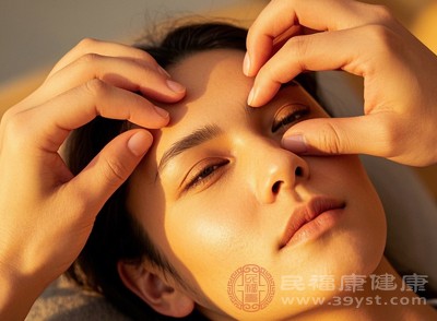 使用適量的按摩霜或精華液，按照從下往上、從內(nèi)往外的方向，輕輕按摩面部皮膚
