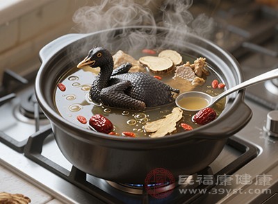 烏雞：補(bǔ)氣血，適合女性