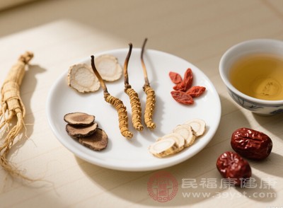 為了增強(qiáng)滋補(bǔ)效果或改善口感，還可以將冬蟲夏草與其他食材或藥材搭配泡水
