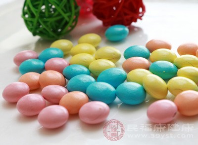 糖果、巧克力、甜飲料等含糖量極高的食物，在發(fā)燒時應(yīng)盡量避免食用