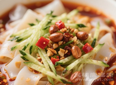 涼皮的熱量構(gòu)成還與調(diào)料和配菜密切相關(guān)