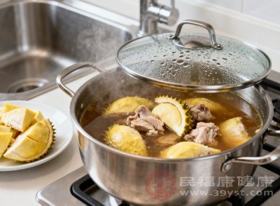 將榴蓮皮內(nèi)的白色部分取下，去除表面的硬刺，切成小塊后與肉類、蔬菜等食材一起煲湯