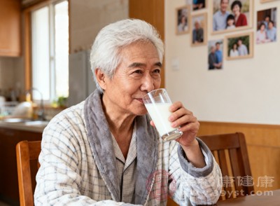 空腹喝牛奶，牛奶中的蛋白質(zhì)容易被當(dāng)作能量消耗掉，降低營(yíng)養(yǎng)利用率