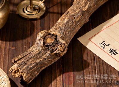 在口腔護(hù)理方面，沉香木制劑可抑制口腔細(xì)菌滋生，緩解牙周炎、口腔潰瘍等炎癥癥狀，維護(hù)口腔健康